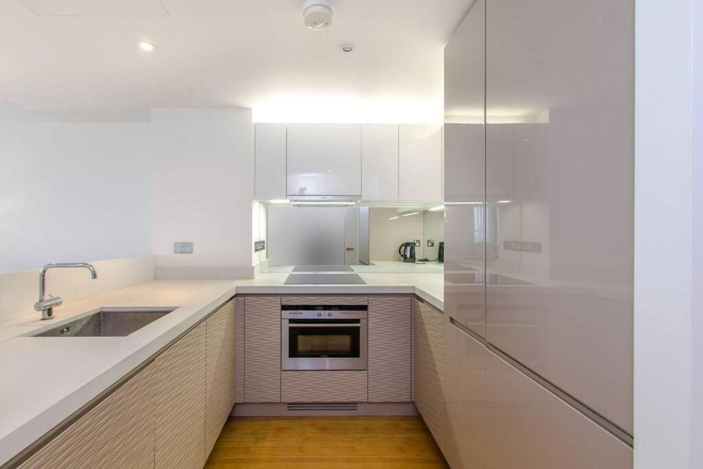 Skyview Waterside City Luxury Apartment London Eksteriør billede